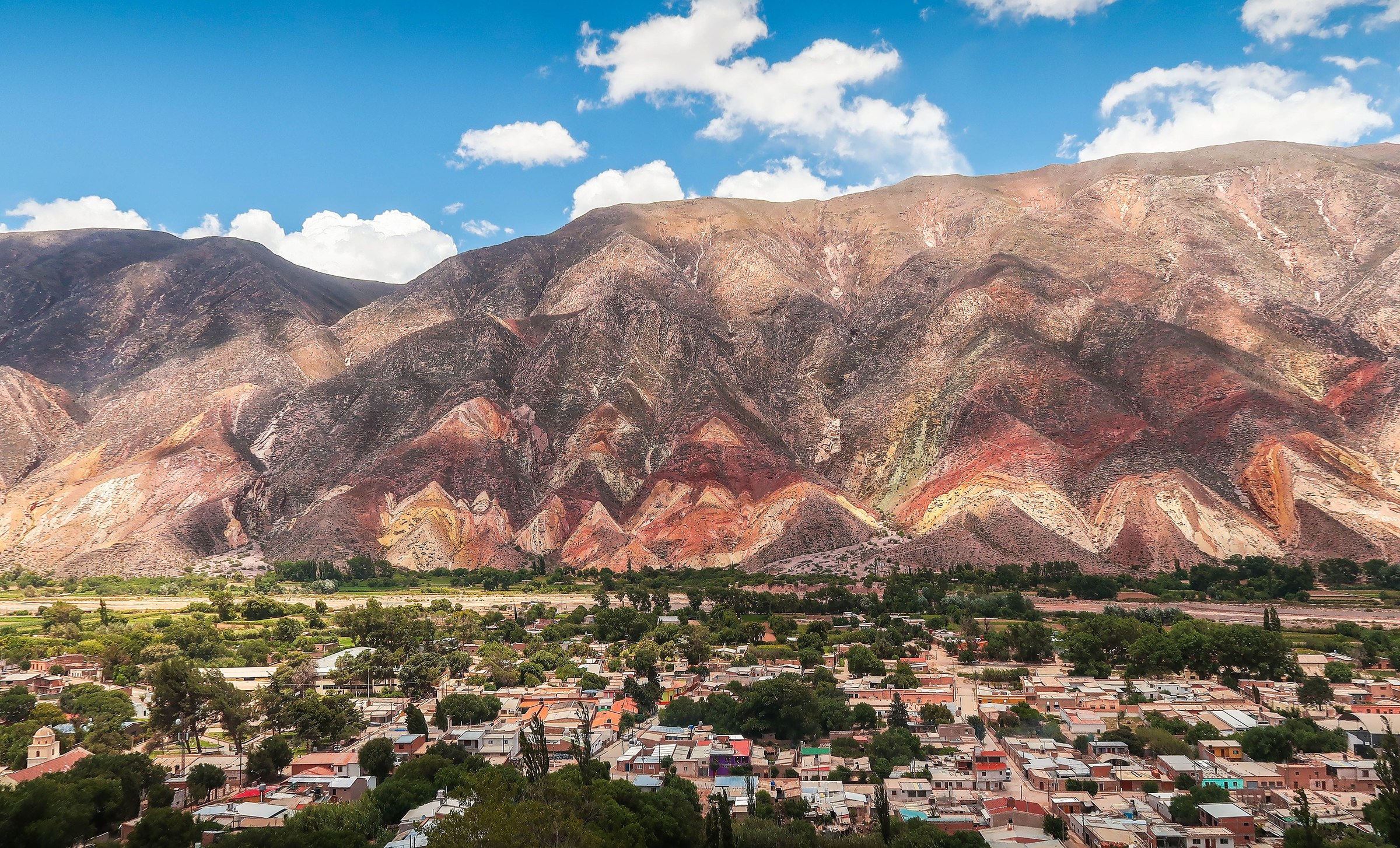 Vista aérea de los cerros coloridos de la Quebrada de Humahuaca, Jujuy